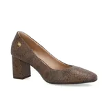 Zapato de tacón cuadrado medio marca Usaflex, confeccionado en cuero con textura de reptil en tono marrón. Presenta un diseño clásico con punta redondeada y detalle de logo metálico dorado en el lateral.
