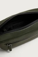 Bandolera porta teléfono de acabado engomado en color verde militar. Cuenta con un compartimento principal y un bolsillo frontal con cierre de cremallera, además de un bolsillo interior también con cierre. Incluye asa de hombro ajustable y extraíble, y detalle de mosquetón en el lateral.