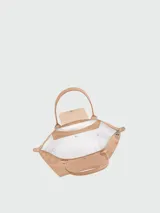 Bolso de viaje grande Longchamp modelo Le Pliage, color negro, confeccionado en nylon con detalles de cuero en las asas y solapa frontal con cierre de botón a presión.