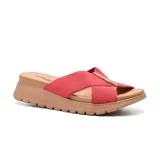 Sandalia casual negra con plataforma y tiras cruzadas con detalle metálico.