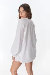 Camisa marrón de lino con cuello mao, mangas largas y corte holgado.