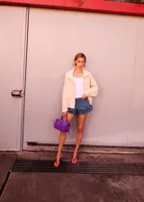 Short de denim azul con tiro regular y detalle de volados en los laterales.
