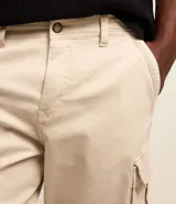 Bermuda cargo para hombre en sarga gris oscuro, con bolsillos laterales con solapa y cierre de botón y cremallera.