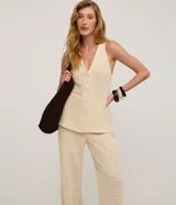 Pantalón de mujer color crema, de punto texturizado con efecto gofre o waffle, corte recto y pierna ancha.