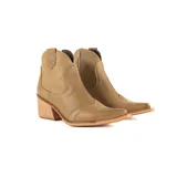 Botas texanas de caña baja color verde pistacho, confeccionadas en cuero, con taco cuadrado de madera y costuras decorativas en la puntera y laterales.