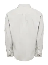 Camisa de manga larga RKF modelo Galiton, confeccionada en popelina de algodón orgánico. Presenta cuello clásico, cierre frontal con botones de madera, un bolsillo en el pecho con logo bordado y mangas ajustables. Incluye protección solar UPF 20+.