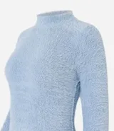 Suéter corto de punto liviano color blanco, con cuello alto y mangas largas.