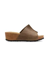 Sandalia de plataforma Vika color marrón, confeccionada en cuero rústico encerado con tira ancha en el empeine, plantilla de cuero y suela de corcho y EVA con base de goma.