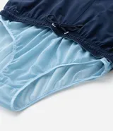 Bermuda boardshort de microfibra color azul marino, con cintura elástica, cordón ajustable y bolsillos.