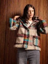 Abrigo de lana con capucha, estampado a cuadros multicolor, cierre frontal con botones y bolsillos delanteros.