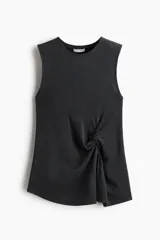 Musculosa de punto suave, color gris oscuro, con escote redondo y detalle de nudo o giro drapeado en la parte frontal.