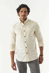 Camisa rústica lisa de manga larga color verde militar, con cuello clásico y dos bolsillos frontales con solapa.