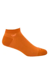 Medias cortas de fibra de bambú en color naranja, con diseño de tejido acanalado fino y logo de la marca bordado en el lateral.