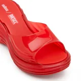 Sandalias rojas transparentes con plataforma, colaboración entre Melissa y Diesel.