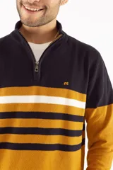 Buzo tejido de punto con medio cierre frontal, diseño de bloques de color en azul marino, blanco y mostaza. Presenta cuello alto, mangas largas con puños acanalados y logo bordado en el pecho.