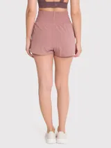 Short deportivo de tiro alto con calza interna incorporada. Cuenta con pretina ancha elástica y bolsillos funcionales.