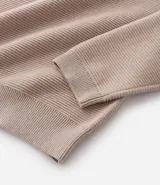 Suéter negro de tejido de punto maquinetado con cuello redondo y manga larga.