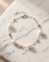 Pulsera doble de plata 925 con cuatro perlas de río intercaladas a lo largo de la cadena.