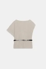 Top de punto rib color beige claro, con escote barco y mangas cortas asimétricas. Se ajusta a la cintura con un cinturón fino negro con hebilla metálica.