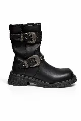 Bota corta de cuero sintético color negro, con suela track y dos correas ajustables con hebillas metálicas decorativas de estilo western.