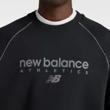 Buzo de cuello redondo New Balance, confeccionado en tejido polar cepillado. Presenta mangas raglán con ribetes en contraste, puños y dobladillo acanalados, y gráfico de la marca estampado en el pecho.
