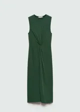 Vestido midi sin mangas de color verde oscuro, con cuello redondo y detalle drapeado frontal que crea un efecto de nudo.