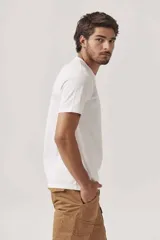 Remera verde oliva de corte clásico y cuello redondo.