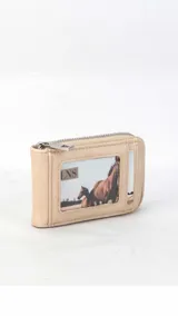 Tarjetero de diseño compacto en color tostado, con cierre perimetral metálico y visor frontal transparente para identificación o tarjetas.