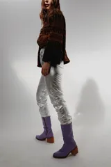 Botas de caña media con estampado de serpiente en tonos marrones y negros, con cierre lateral y tacón cuadrado. Detalle de cuero marrón en la parte trasera.