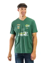 Remera verde de algodón con cuello en V y estampado frontal de temática automovilística, incluyendo números, logos y una pista de carreras.