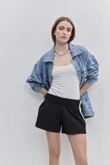 Short negro de tiro medio con cintura elastizada, calce relajado y franjas laterales en contraste.