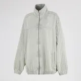 Campera de jean con diseño inspirado en el modelo Firebird de Adidas Originals. Presenta cuello alto, cierre frontal completo, bolsillos laterales y las icónicas tres tiras en las mangas. Posee puños y ruedo elásticos, con el logo del trébol bordado en el pecho.