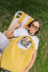 Bolso deportivo tipo duffel bag de nylon color verde oliva, con asas de mano y correa ajustable para llevar al hombro.