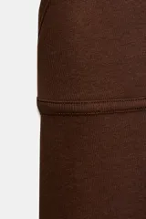 Top halter de color marrón, con escote profundo en V y diseño ajustado al cuerpo.