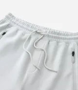 Pantalón jogger deportivo de hombre en color azul, con cintura elástica ajustable con cordón, bolsillos laterales con cierre de cremallera y bajo ajustado con puño elastizado.