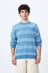 Sweater tejido en jacquard con diseño de franjas geométricas en tonos de azul.