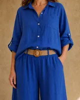 Pantalón azul francia de lino, de corte ancho y tiro alto, con cintura elástica y diseño fluido.