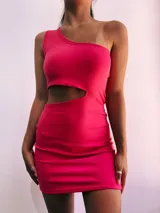 Minivestido fucsia de corte ajustado, con un solo hombro y abertura en la cintura.
