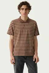 Remera polo de manga corta con diseño a rayas horizontales en tonos marrones y beige, cuello camisero y cartera con botones frontales.
