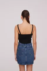 Top negro de bretel fino, al cuerpo y cuello en v, tejido de viscosa.