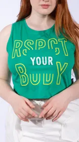 Top sin mangas, corte crop, color amarillo claro, con estampado frontal en rosa que dice "RESPECT YOUR BODY".