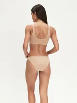 Vedetina color piel, corte clásico, sin costuras.