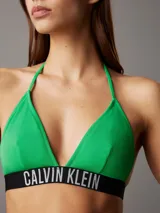 Conjunto de bikini Calvin Klein color verde, compuesto por un corpiño triangular con tiras finas y banda elástica con logo, y una bombacha clásica con cintura elástica con logo.