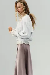 Sudadera de felpa de algodón con cuello redondo, manga larga y acabados en rib en puños y ruedo.