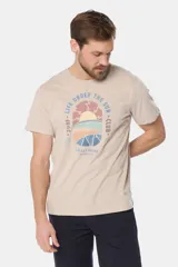 Remera de cuello redondo y manga corta, confeccionada en tejido de algodón con acabado jaspeado. Presenta un estampado frontal con temática de surf y estilo retro en tonos pasteles.