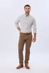 Pantalón de gabardina azul marino de corte slim fit y tiro medio, con bolsillos traseros ojalados con botón y presillas para cinturón.