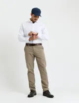 Pantalón de corte clásico confeccionado en algodón sarga con elastano. Presenta bolsillos delanteros inclinados y bolsillos traseros de ribete.