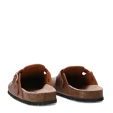 Zueco negro de mujer con suela de goma negra y plantilla de corcho. Presenta una tira ancha ajustable con hebilla metálica sobre el empeine.