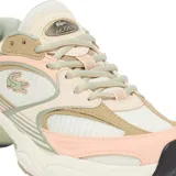 Championes Lacoste modelo Storm 96 2K, con diseño retro inspirado en los años 90. Presentan una combinación de colores en tonos beige, crema, rosa suave y verde oliva. Confeccionados con paneles de malla y superposiciones sintéticas, incluyen el icónico logo del cocodrilo bordado en el lateral y una suela robusta con amortiguación.