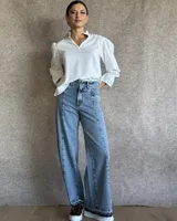 Pantalón de jean estilo wide leg con costuras verticales frontales, tiro alto y bolsillos laterales.